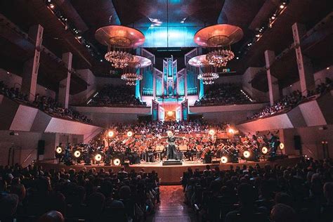 Esquema comparativo sobre la adaptación de bandas sonoras en telenovelas brasileñas: versiones traducidas vs. temas originales en portugués