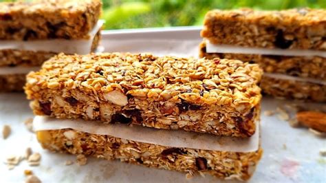 ingredientes saludables para barras de cereal como avena, nueces y frutas secas