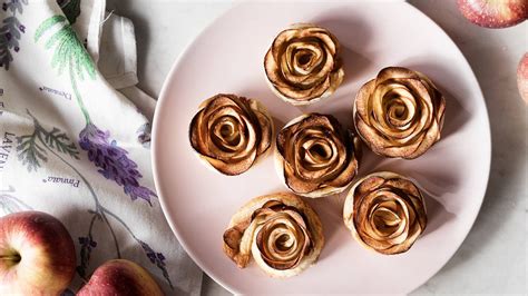 Plato de rosas de manzana con hojaldre dorado y crujiente