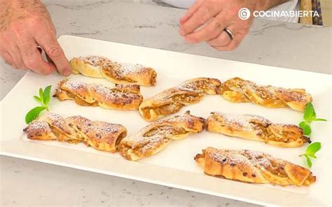 Proceso de doblado y enrollado de las tiras de hojaldre con manzana para formar las rosas