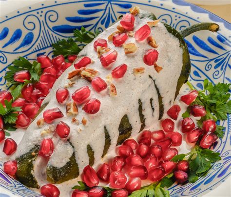 Esquema de un chile en nogada: el chile poblano, el relleno de picadillo, la salsa de nuez de Castilla, la granada y el perejil