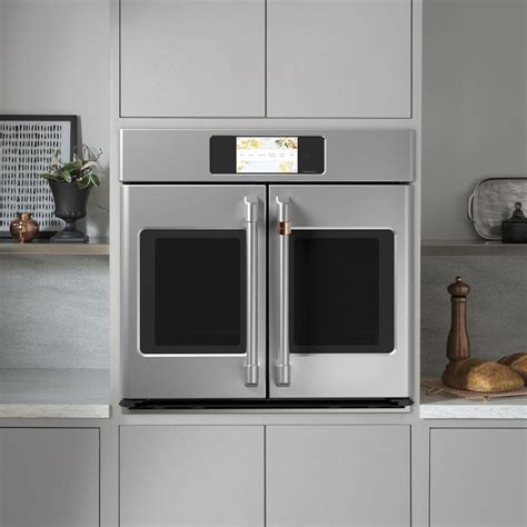 Horno de puerta francesa en una cocina moderna (vista frontal con puertas cerradas)