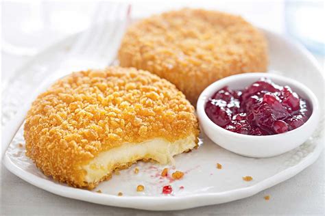 Queso Camembert apanado y servido con guarnición