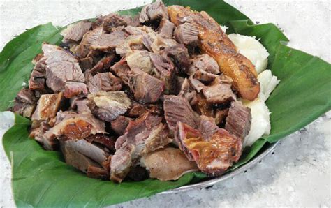 Plato de carne a la mamona con yuca y plátano maduro