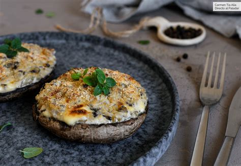 Fotografía gastronómica de champiñones portobello rellenos y gratinados con una presentación elegante