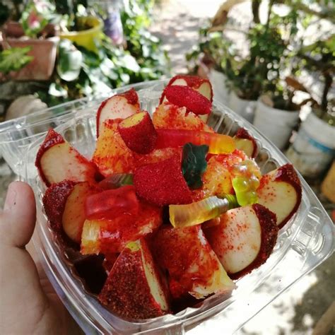 Foto de manzanas Golden enteras preparadas para asar en una bandeja de horno
