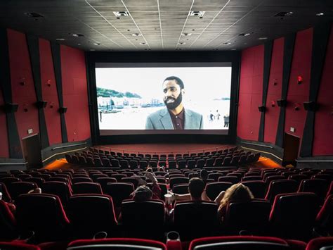 Fotografía antigua de una sala de cine con venta de palomitas