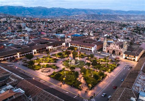 Vista panorámica de Salamina con tejados coloniales, la Basílica y el entorno montañoso