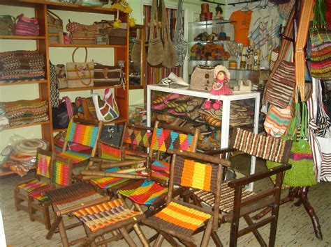 Artesanías de fique o lana en un taller local