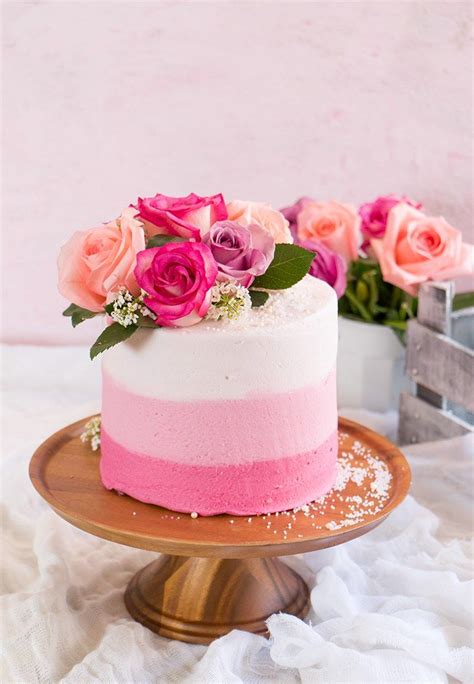 Collage de diferentes estilos de pasteles en tonos rosa pastel: drip cake, acuarela y minimalista