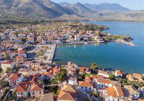 Vista aérea del puerto de Galaxidi, Grecia, con sus tradicionales casas.