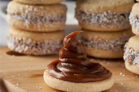 Variedad de postres decorados con dulce de leche, mostrando su versatilidad