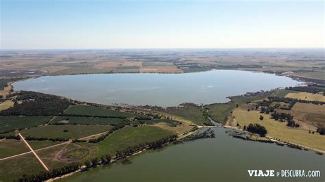Vista de la laguna de San Miguel del Monte con actividades recreativas