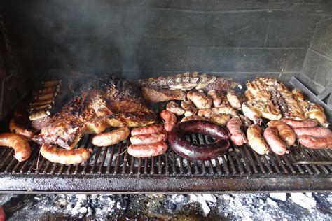 Fotografía de un asado argentino con cortes variados