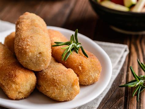 Imagen de las croquetas de salmón horneadas servidas sobre una cama de polenta cremosa