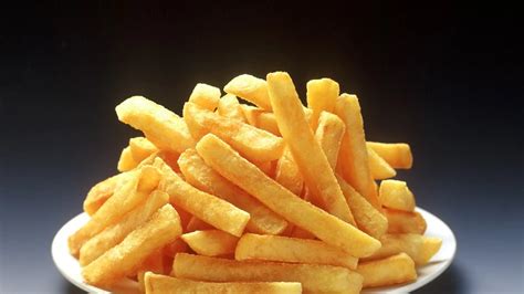 Patatas fritas recién hechas en un plato