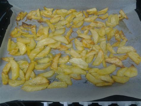 Bandeja con patatas fritas en el horno