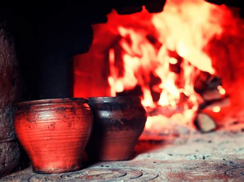 Esquema de la transformación de arcilla a cerámica con temperaturas