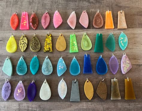 Ejemplos de joyería hecha con arcilla polimérica líquida