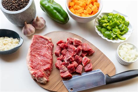 Ingredientes frescos para un estofado toscano
