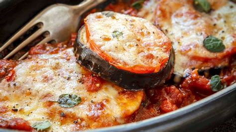 Detalle de los ingredientes saludables en las berenjenas a la Toscana