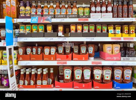 Estante de supermercado exhibiendo diversas salsas, incluyendo la de cebolla dulce.