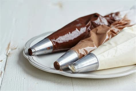 Ganache montada en una manga pastelera decorando un postre