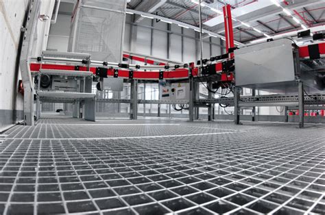 Esquema de un sistema de fijación de rejillas Hilti en una estructura metálica