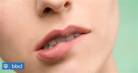 Infografía que compara el lenguaje corporal: apretar los labios vs. morderse el labio inferior con atracción.