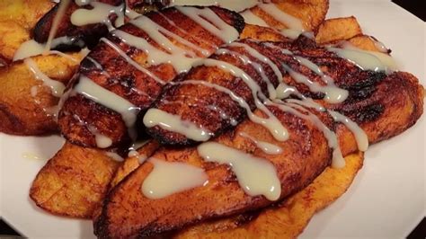 Plátanos fritos mexicanos con leche condensada y crema