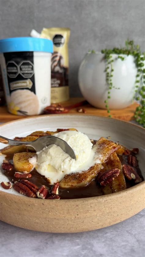 Bananos asados con canela y helado
