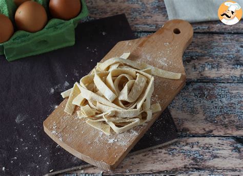 Foto de pasta fresca integral con huevo lista para cocinar