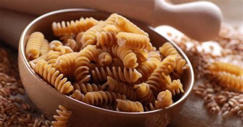 Infografía comparativa de valor nutricional entre pasta integral y refinada