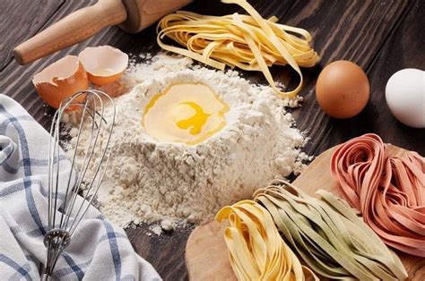 Primer plano de ingredientes para pasta: harina integral, huevos