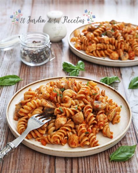 Plato de pasta integral con salsa pesto y verduras