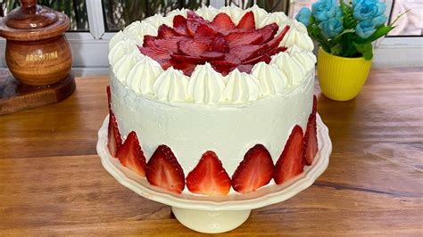 Rebanada de torta de frutillas con capas de bizcocho, crema y frutillas