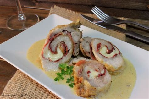 Pechugas de pollo rellenas de jamón y queso, cortadas para mostrar el interior