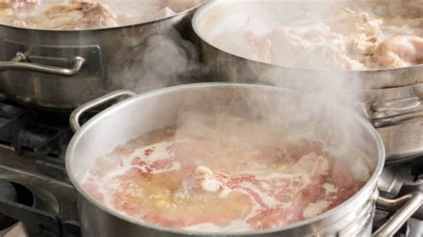 Carne de cerdo dorándose en una olla