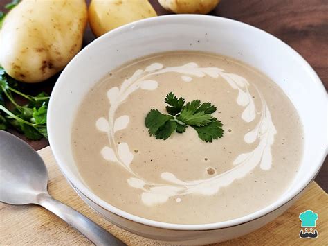 Imagen de la crema de papas terminada y decorada
