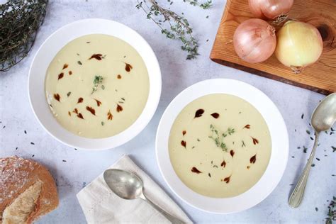 infografía sobre los ingredientes base para una crema de cebolla (cebollas, caldo, lácteos y hierbas)