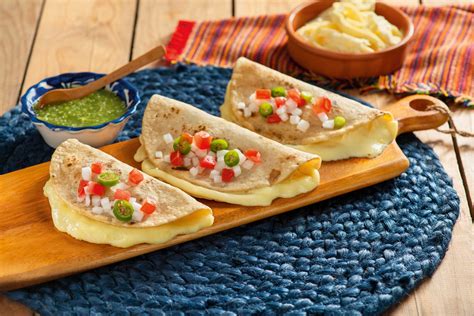 Mosaico de fotos de diferentes quesadillas y nachos con queso