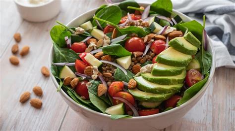 Foto de una ensalada fresca con frutos secos y verduras coloridas