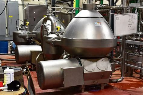 Esquema de una centrífuga industrial para alimentos o fotografía de una centrífuga industrial en funcionamiento