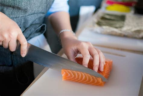 Infografía detallando los pasos del curado del salmón para sushi