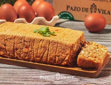 Foto de un pastel de atún listo para servir en un plato
