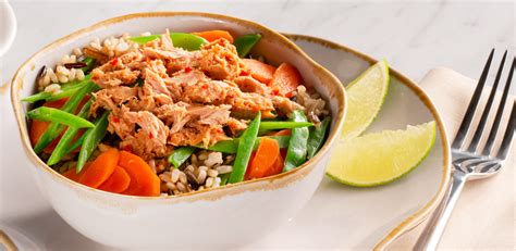 Preparación del relleno con atún y vegetales en un bol