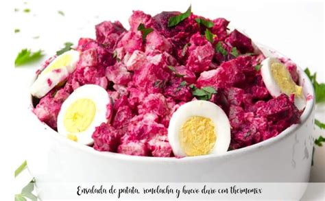 Ilustración de láminas finas de patata y remolacha listas para cocinar en el microondas.