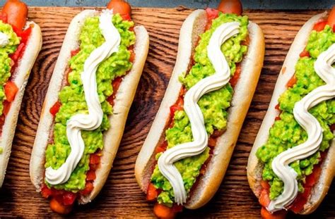 Foto cenital de un completo italiano artesanal con palta cremosa y mayonesa casera.