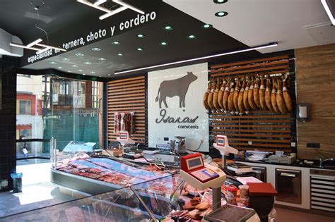 Interior de una carnicería o charcutería con productos de Cecinas San Agustín