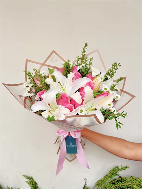 ramo de flores blancas como gardenias, lirios y rosas